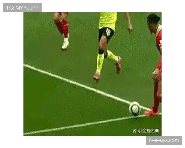 抢门将手中球的判罚规则到底有何误区？揭秘裁判判罚逻辑