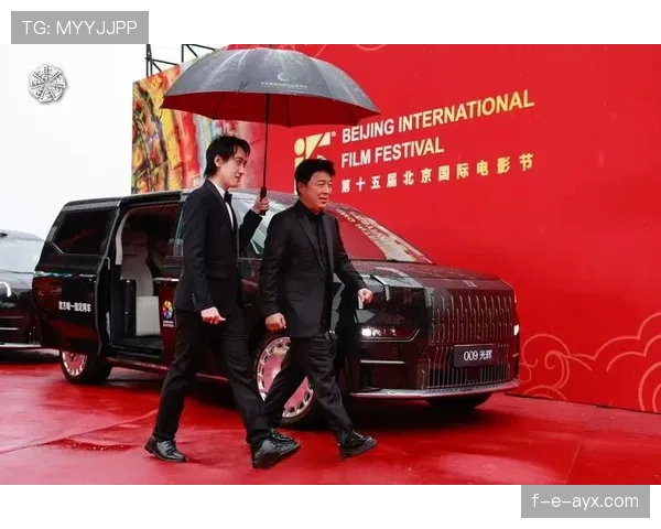 庞伟买的那辆车，开出去简直跟明星走红毯似的，普通人真想不通他咋就敢这么花钱