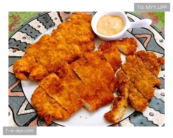 张博恒家的冰箱里只有鸡胸肉和水，连瓶可乐都找不到