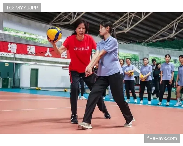 郎平居然不是每天训练八小时，好像更爱逛街喝咖啡？！